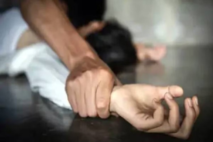 दहेज लोभी ने पत्नी को दोस्तों के सामने परोसा, वीडियो बनाकर सोशल मीडिया पर किया वायरल