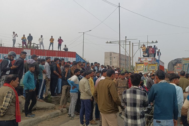 6 साल की मासूम से दुष्कर्म के बाद भड़का आक्रोश, भोपाल-मंडीदीप हाईवे ठप, पुलिस का लाठीचार्ज, आरोपी सलमान फरार