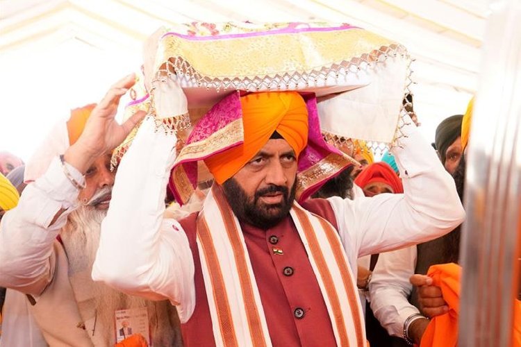 श्री गुरु तेग बहादुर जी के 350वें शहीदी दिवस पर हरियाणा के मुख्यमंत्री ने निभाई पवित्र ‘पलकी सेवा’; पंज प्यारों की अगुवाई में हुआ श्री गुरु ग्रंथ साहिब जी का प्रकाश