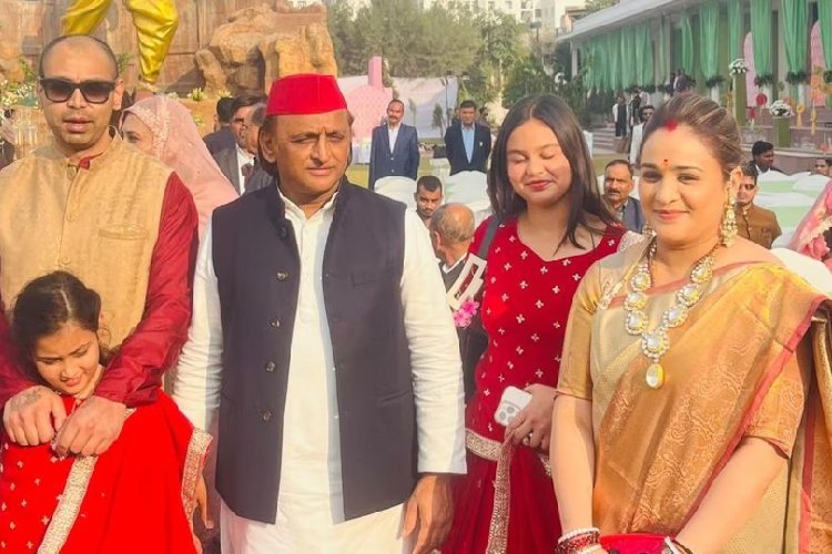 सैफई में चचेरे भाई की शादी में जुटा पूरा ‘सपा परिवार’, अपर्णा-प्रीतक के साथ नजर आए अखिलेश