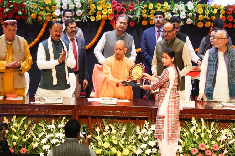 CM योगी बोले- हमारा संविधान दुनिया का सबसे बड़ा और भारत की अनेकता को एकता में जोड़ने वाला है