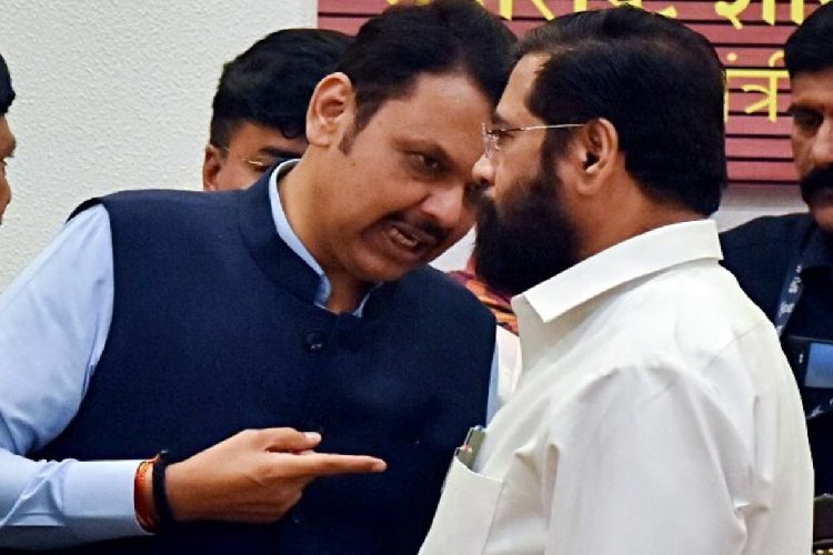 उद्धव ठाकरे के दावे से शिंदे गुट में हड़कंप, पार्षदों को होटल में ठहराया