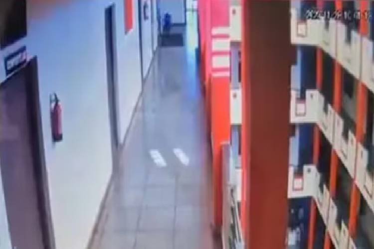 क्लास 8 के स्टूडेंट ने चार मिनट में 52 बार कहा सॉरी और फिर …, CCTV में कैद हुई पूरी घटना