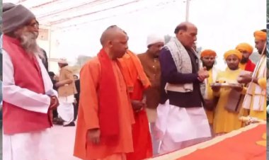 रामलला प्राण प्रतिष्ठा की दूसरी वर्षगांठ पर भक्ति का सैलाब, अन्नपूर्णा मंदिर के शिखर पर रक्षा मंत्री ने फहराई धर्म ध्वजा