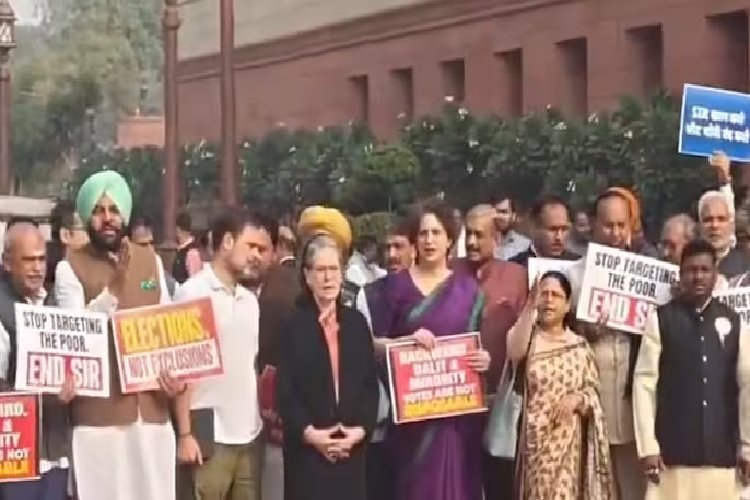 Parliament Winter Session: सोनिया गांधी, मल्लिकार्जुन खड़गे ने SIR के मुद्दे पर संसद के बाहर किया विरोध प्रदर्शन