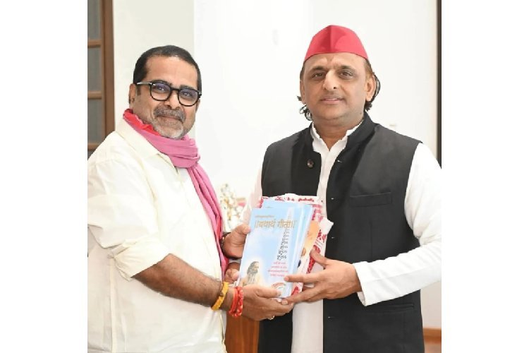 अखिलेश से 3 घंटे की मुलाकात के बाद अवध ओझा ने राजनीति से लिया संन्यास, आगबबूला हुए AAP नेता