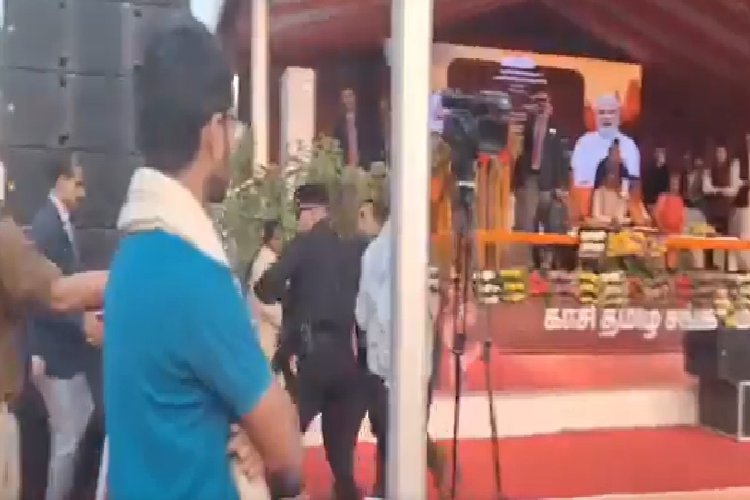 4 महीने में दूसरी बार CM योगी की सुरक्षा में चूक, सुरक्षा घेरा तोड़ मंच तक पहुंचा संदिग्ध