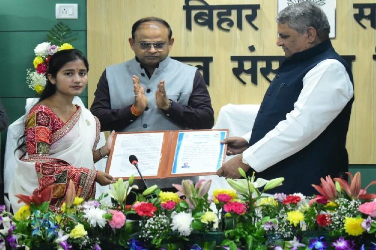 बिहार में सरकारी नौकरी देने का काम शुरू, 32 कर्मियों को विजय चौधरी ने सौंपा नियुक्ति पत्र
