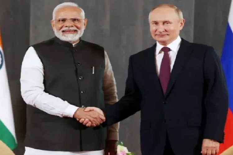 PM मोदी ने एयरपोर्ट पर गले लगाकर किया पुतिन का स्वागत, चार साल बाद भारत आए रूसी राष्ट्रपति