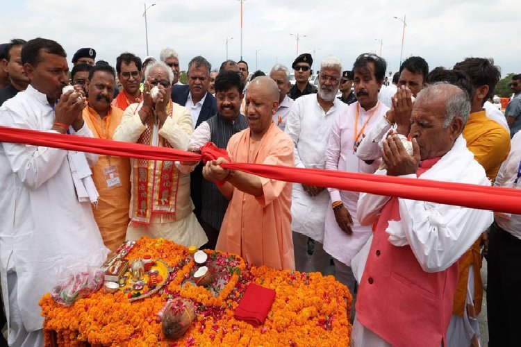 CM योगी के विजन से पूर्वांचल की बदली तस्वीर, धार्मिक-क्लस्टर से औद्योगिक-क्लस्टर का सफर , 15,000 से अधिक लोगों को रोजगार का आधार