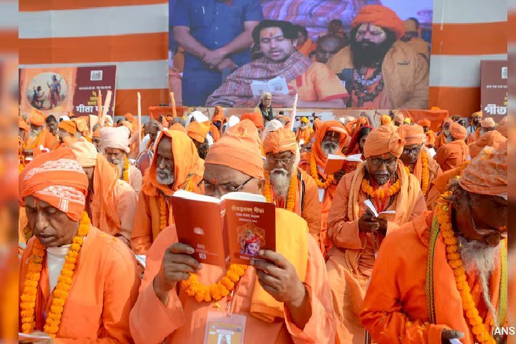 ''हम सनातनी चाहते हैं, ‘तनातनी’ नहीं'', बंगाल में बोले पंडित धीरेंद्र शास्त्री 