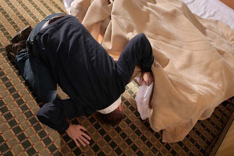 महिला के बेड के नीचे छिपा था आलिम, परिवारवालों ने पकड़ा तो दुबई से महिला का पति बोला तीन तलाक