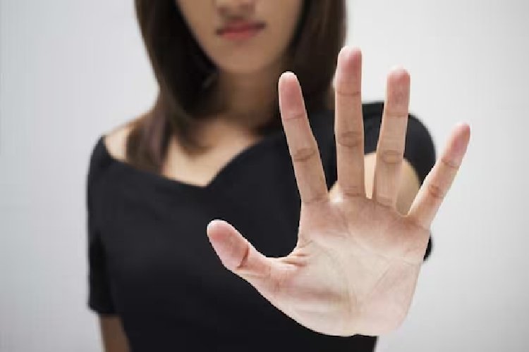 ''मेरे साथ सो जाओ, सैलरी बढ़ा दूंगा''... गंदी डिमांड से आजीज 45 साल की नर्स ने खा लिया जहर