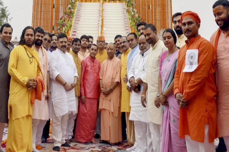 योगी सरकार का 'आधुनिक गुरुकुल मॉडल': गरीब-वनवासी बच्चों का बदल रहा भविष्य