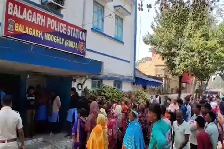 शराब पीकर गाड़ी चलाने के आरोप में पकड़े गए युवक की रेलवे ट्रैक पर लाश मिली, भीड़ ने पुलिस स्टेशन ही जला दी