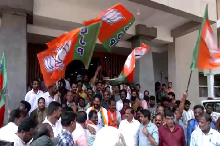 केरल स्थानीय निकाय चुनाव: थरूर के गढ़ तिरुवनंतपुरम में लहराया भगवा, लेफ्ट का किला धराशायी