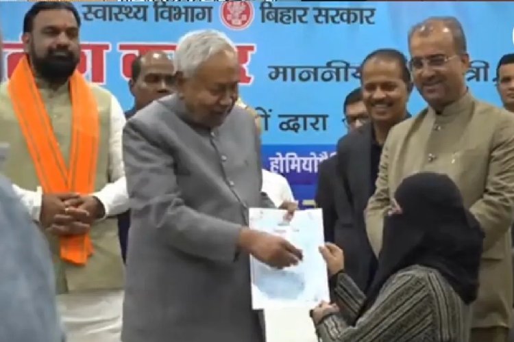 CM नीतीश कुमार ने सरेआम हटाया महिला डॉक्टर का नकाब, RJD-कांग्रेस ने बोला हमला!