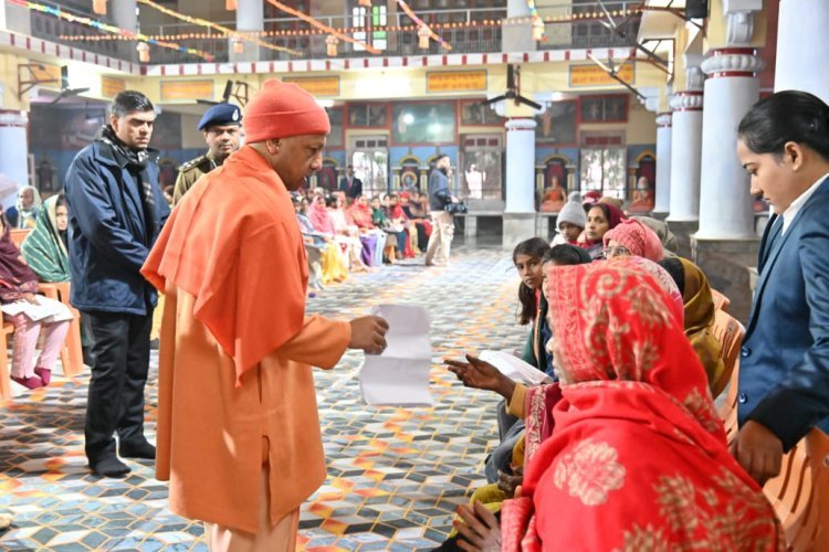 विदेश भेजने के नाम पर धोखाधड़ी करने वालों पर होगी सख्त कार्रवाई, जनता दर्शन में बोले CM योगी