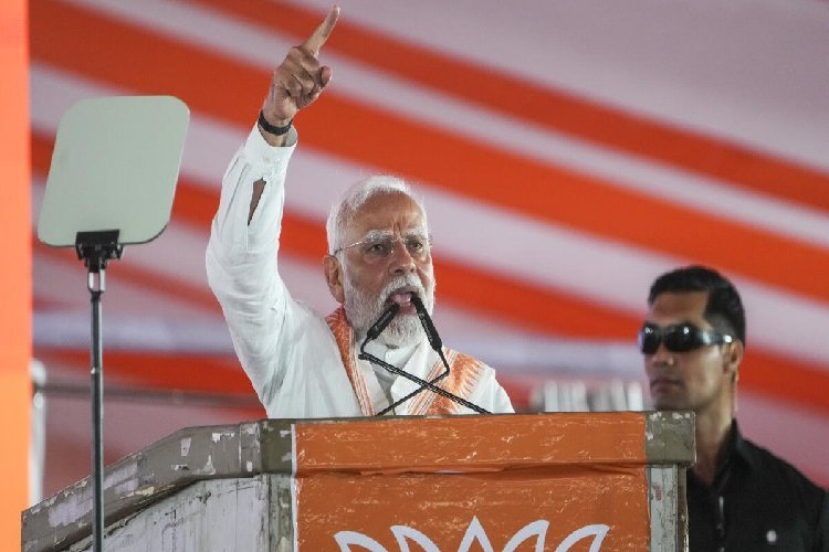 बांग्लादेश में हिंसा के बीच बंगाल में PM मोदी, हो सकती है बड़ी कार्रवाई