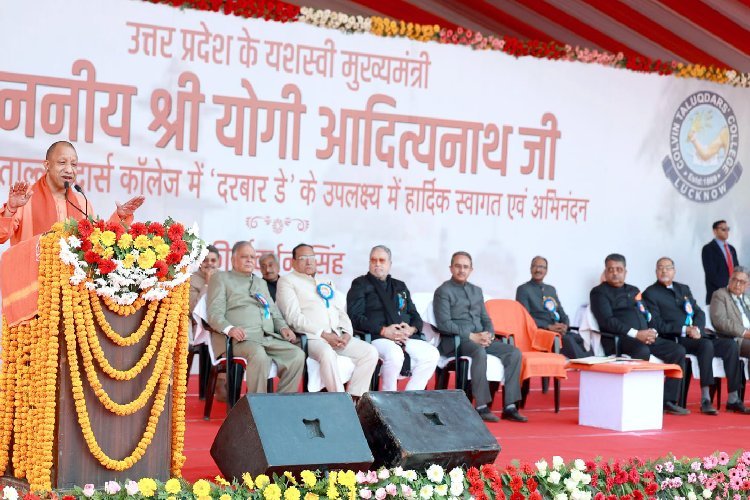 इतिहास से प्रेरणा लेकर समाज को आगे बढ़ाना होगा, कॉल्विन तालुकेदार्स कॉलेज में बोले CM योगी