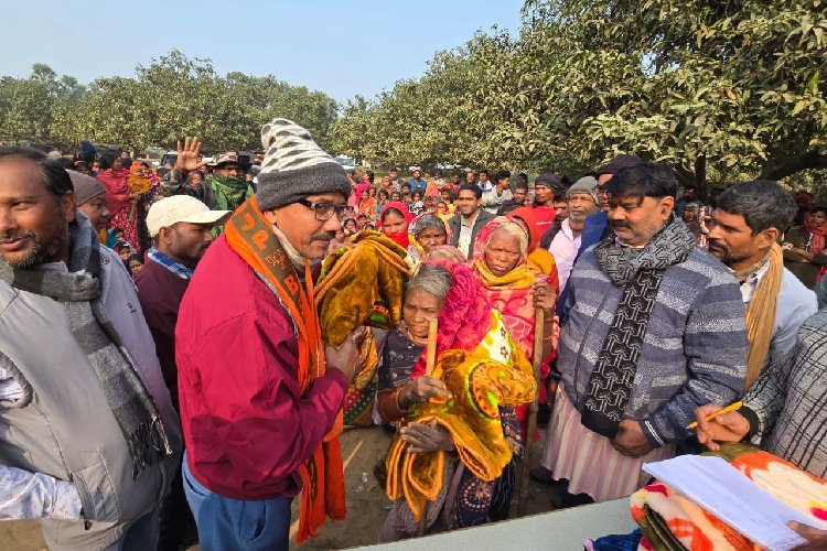 अदाणी फाउंडेशन ने पहाड़िया टोला में बांटे 400 से अधिक कंबल, मुरारी पासवान ने किया हाई मास्ट लाइट का उद्घाटन