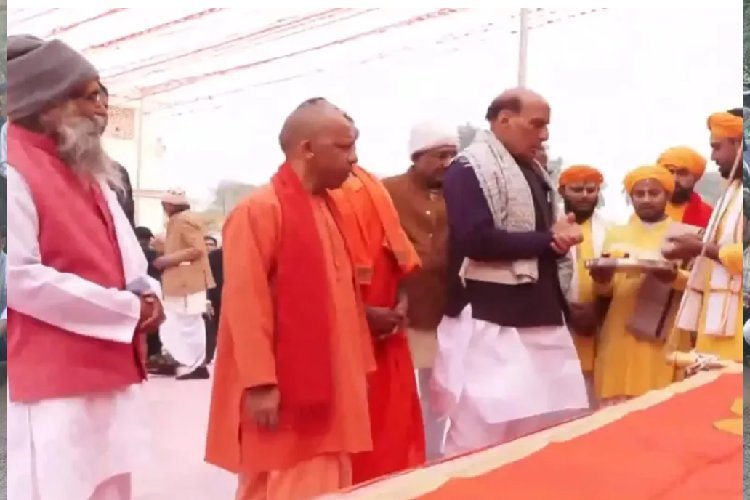 रामलला प्राण प्रतिष्ठा की दूसरी वर्षगांठ पर भक्ति का सैलाब, अन्नपूर्णा मंदिर के शिखर पर रक्षा मंत्री ने फहराई धर्म ध्वजा