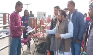 हरिद्वार में क्यों चेक किए जा रहे गैर-हिंदू दुकानदारों के आधार कार्ड, क्या करना चाह रही धामी सरकार?