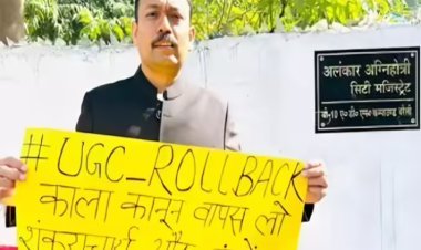 निलंबित सिटी मजिस्ट्रेट को भारी सुरक्षा में लखनऊ ले गई पुलिस, गाड़ी के आगे लेटे समर्थक, धक्का-मुक्की भी हुई