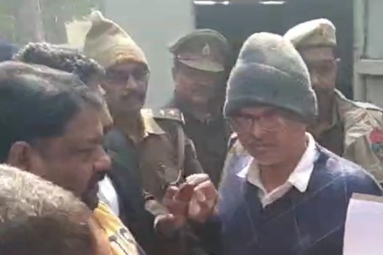 देवरिया जेल में भूख हड़ताल पर बैठे पूर्व आईपीएस अमिताभ ठाकुर, प्रशासन में हड़कंप