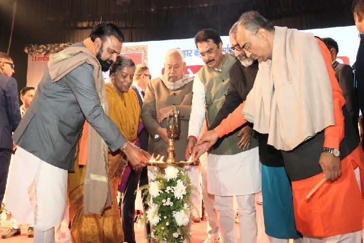 सुशील कुमार मोदी की जयंती पर मुख्यमंत्री नीतीश कुमार ने उनकी आदमकद प्रतिमा का किया अनावरण