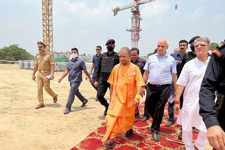 योगी सरकार की नीतियों से खींचे चले आए विदेशी सैलानी, नाथ नगरी में उमड़े पर्यटक, 1 करोड़ से ज्यादा का आंकड़ा पार