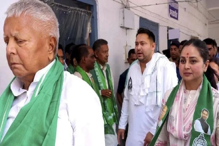 लैंड फॉर जॉब केस में लालू-राबड़ी के आधे परिवार पर आरोप तय, RJD की राजनीति पर संकट
