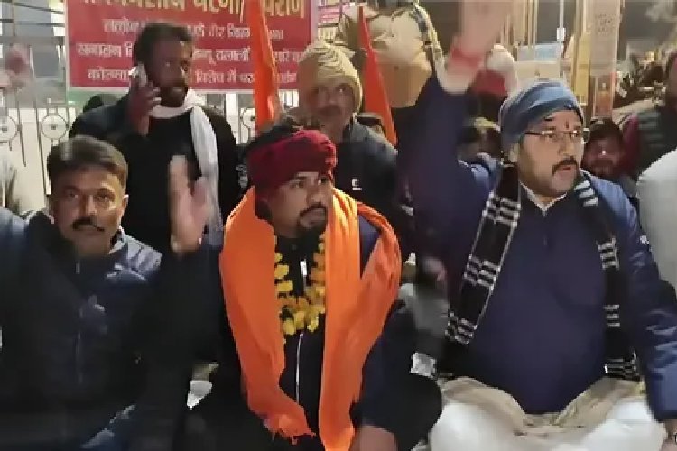 पुलिस ने बजरंग दल के नेता को थाने में रजाई ओढ़ाकर रातभर पीटा, धरने पर मंत्री-विधायक