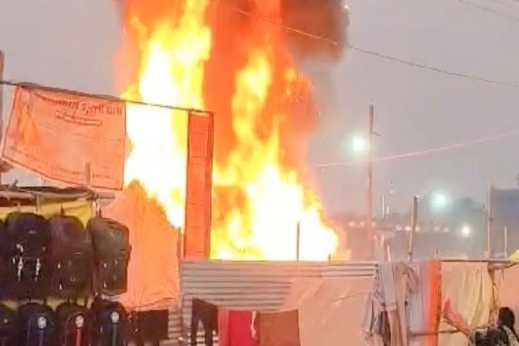 प्रयागराज माघ मेला में लगी भीषण आग, तुरंत पहुंचे पुलिस और अग्निशमन दल