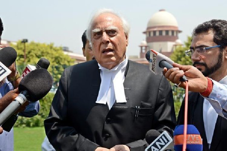 सुप्रीम कोर्ट में धुरंधर बन रहे कपिल सिब्बल की लगी भयंकर क्लास, हरे रंग की फाइल पर भारी बवाल