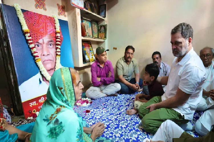 इंदौर के दूषित पानी पीड़ितों के परिवारों से मिले राहुल गांधी, किया बड़ा ऐलान