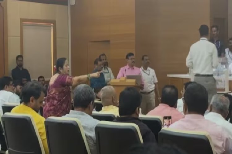मुंबई के मेयर को लेकर भारी बवाल, उद्धव सेना ने किया वॉकआउट 