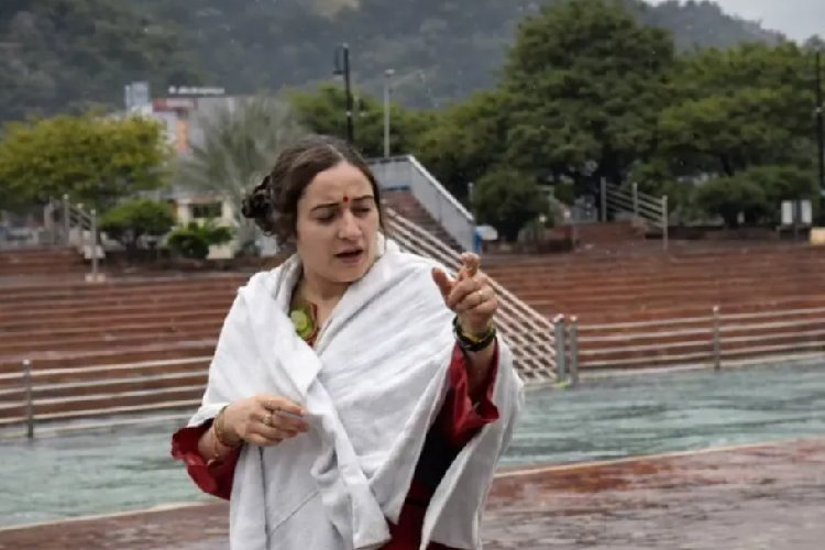 अपर्णा यदाव का नहाते हुए बनाया वीडियो! हरिद्वार के वीआईपी घाट पर भारी हंगामा