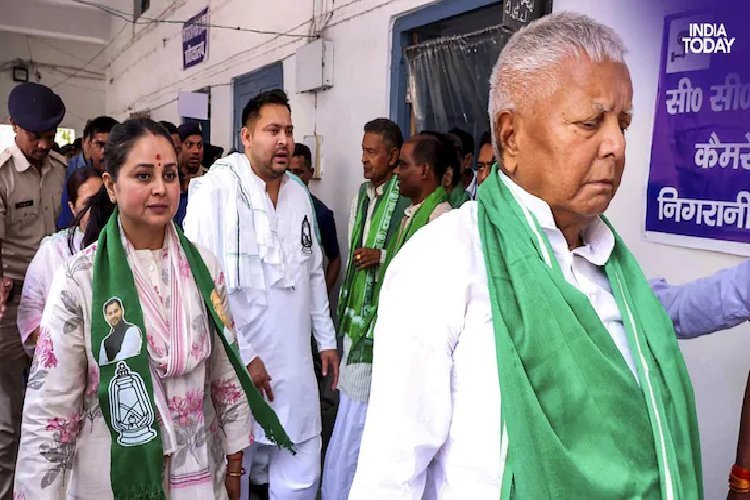 RJD की महत्वपूर्ण बैठक से पहले रोहिणी आचार्य के रहस्यमयी पोस्ट ने मचाई खलबली, तेजस्वी पर हमला?