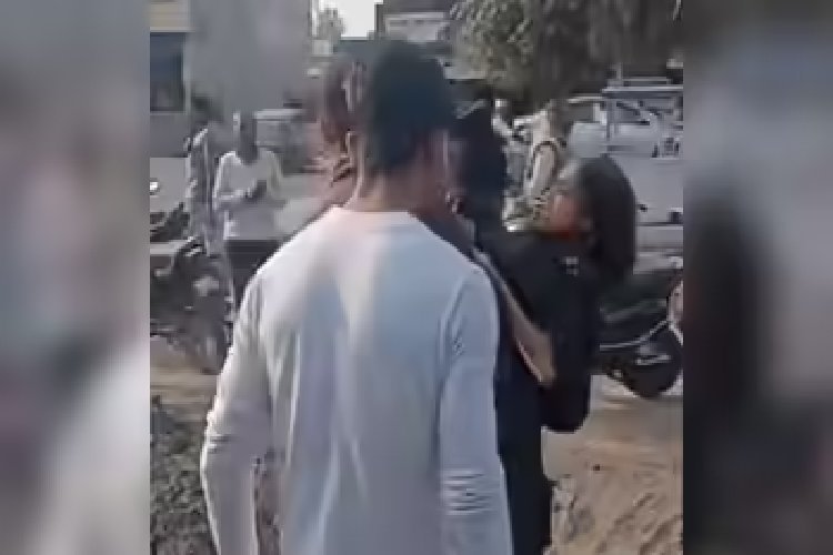 कैफे में घुसकर कपल से बदसलूकी, वीडियो बनाया, गालियां दीं... युवक-युवती ने दूसरी मंजिल से लगा दी छलांग