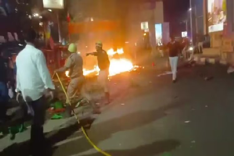 कोलकाता में हिंसा,  BJP और TMC के कार्यकर्ता भिड़े, तोड़फोड़ व आग लगाने की खबर