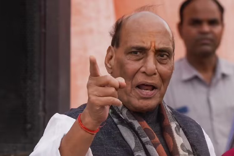 राजनाथ सिंह के सुरक्षाकर्मी के बेटे की मुंबई में हत्या से हड़कंप, रक्षा मंत्री ने सीधे CM फडणवीस को मिलाया फोन