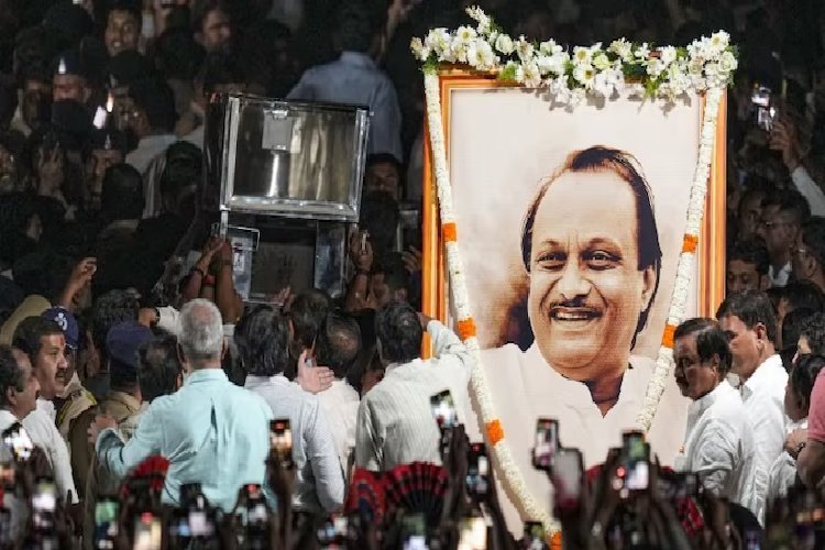 महाराष्ट्र के उपमुख्यमंत्री अजीत पवार के बेटे, पार्थ और जय ने बारामती में अपने पिता की अंतिम संस्कार की रस्में निभाईं