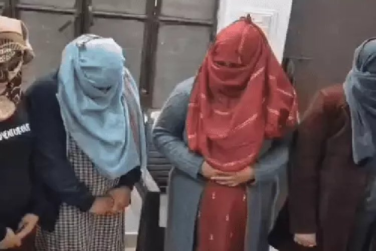 प्रयागराज में बंद कमरे में चार महिला और चार पुरुष, पुलिस ने मारा छापा तो...