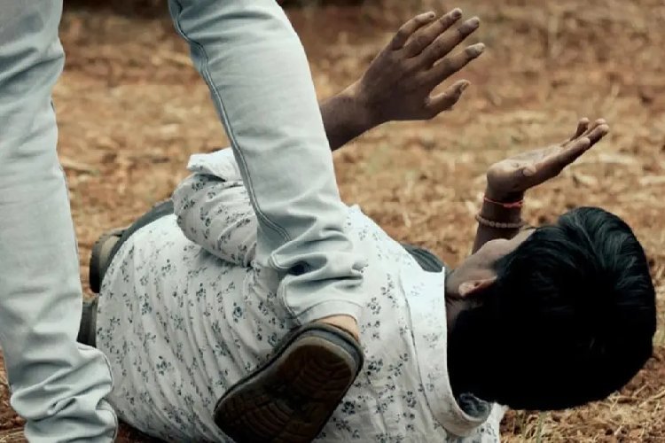 कंचन गुप्ता ने परवेज को घर बुलवाया, परिजनों ने उसे न सिर्फ क्रूरता से पीटा, प्राइवेट पार्ट पर करंट भी लगाया