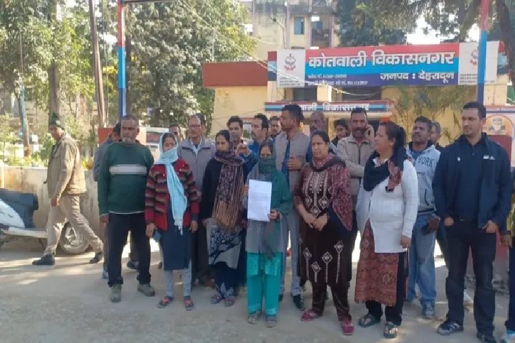 गंदे इशारे किए, हाथ पकड़ा और दबोचने की कोशिश की, कश्मीरी युवकों की पिटाई मामले में आरोपी की पत्नी का आरोप