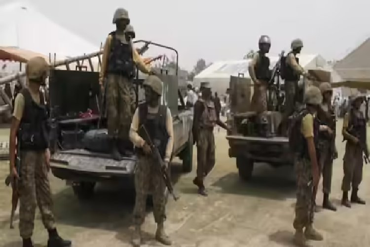 पूरे पाकिस्तान में भारी गोलीबारी, जान बचाकर भागी आर्मी, कई पुलिस स्टेशन पर कब्जा