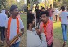 गले में बजरंग दल का पट्टा और हाथों में लट्ठ... पार्क में पब्लिक ने कर दिया भयंकर इलाज!