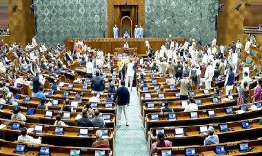 भाषण से कुछ मिनट पहले महिला सांसदों ने PM की कुर्सी को घेरा, मनोज तिवारी बोले- ''प्रधानमंत्री पर कर सकते थे हमला'' 