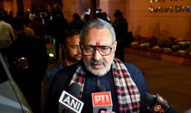 पाकिस्तान, वंदे मातरम, गांधी पर बोले रहे थे गिरिराज सिंह, ''बिहार में टेक्सटाइल पार्क कब बनेगा'' सवाल पर भागे